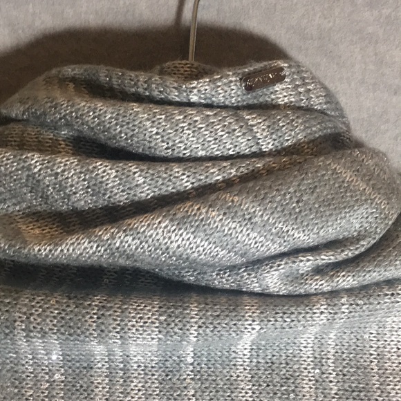 CALVIN KLEIN Buttery Soft Sweater-Knit Infinity Tiny Sequins & Metallic Threads - Picture 2 of 16